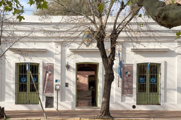 El corazón del pueblo está en la Plaza San Martín, rodeada de algunos edificios históricos, como el Palacio Municipal de 1904.