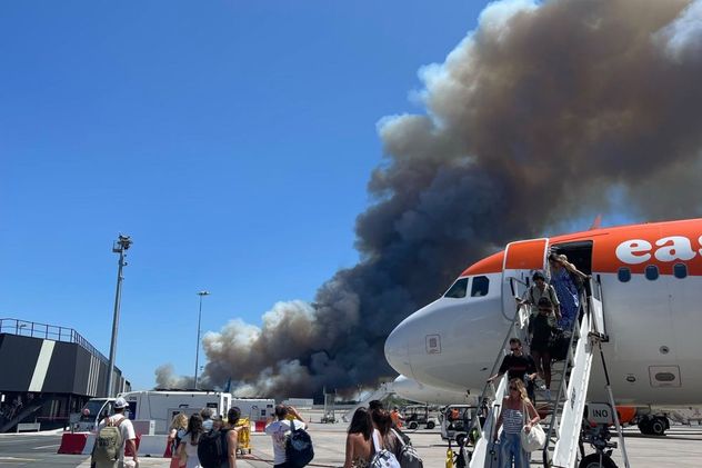 Incendio junto al aeropuerto de Burdeos