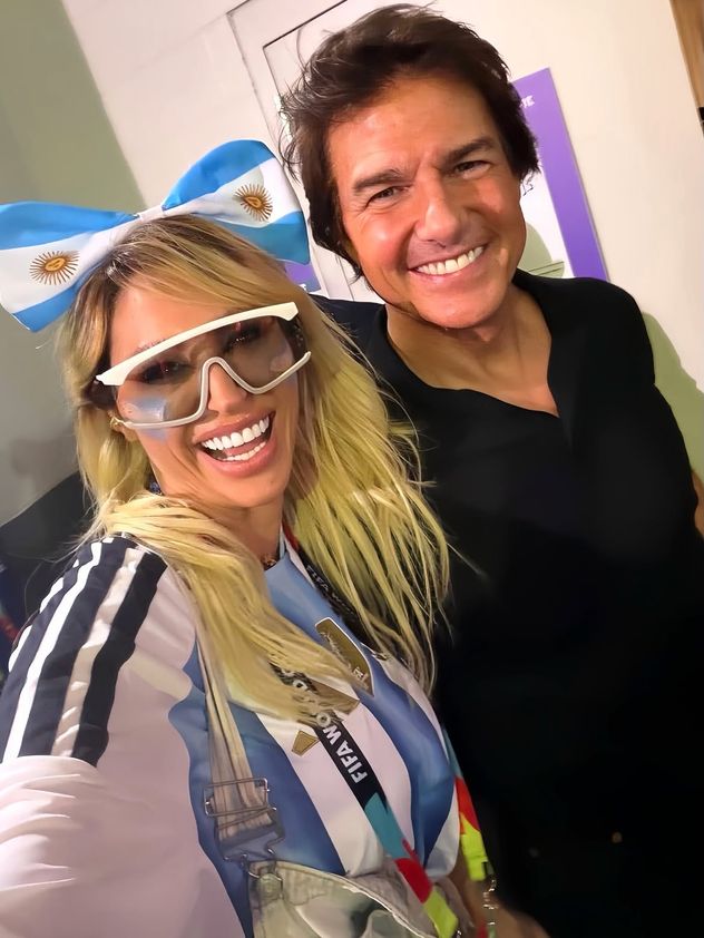 Vicky Xipolitakis junto a Tom Cruise en la final del Mundial 2026.