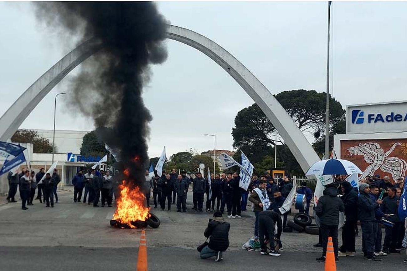 Protesta en Fadea por el atraso en el pago de los salarios.