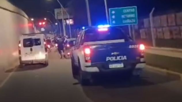 Frentistas aseguran que, a pesar de la intervención de la Policía, las carreras continúan. (La Voz)