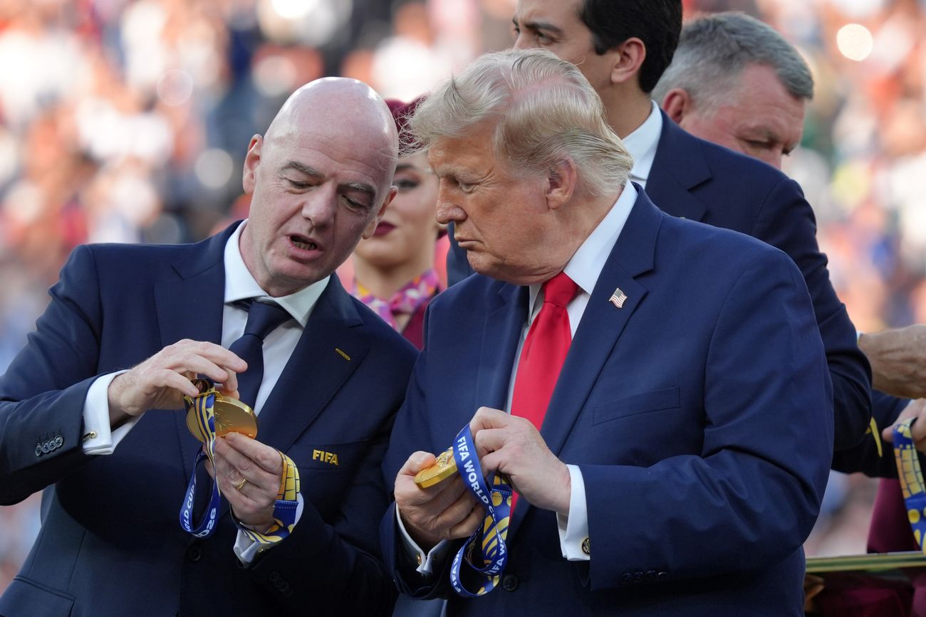 Gianni Infantino, titular de la Fifa, en la ceremonia de premiación del Mundial 2026 junto a Donald Trump, presidente de Estados Unidos. (AP)