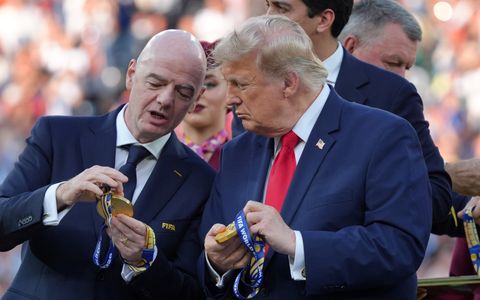 Gianni Infantino, titular de la Fifa, en la ceremonia de premiación del Mundial 2026 junto a Donald Trump, presidente de Estados Unidos. (AP)