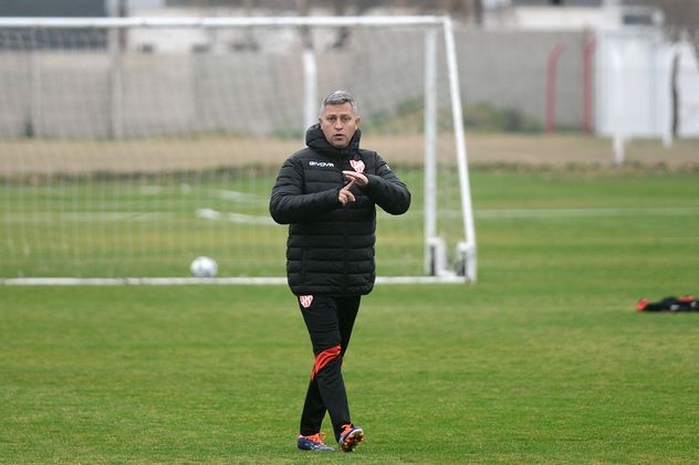 Flores ya tiene en su cabeza el equipo para el debut.