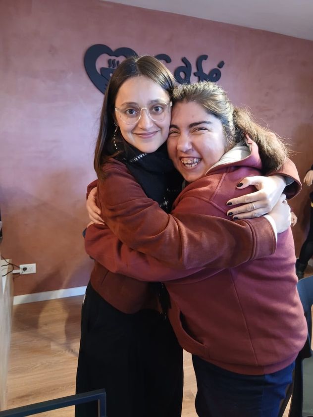 Candelaria Consioni, terapista ocupacional, junto a Milagros, una de las 18 personas formadas para el emprendimiento.