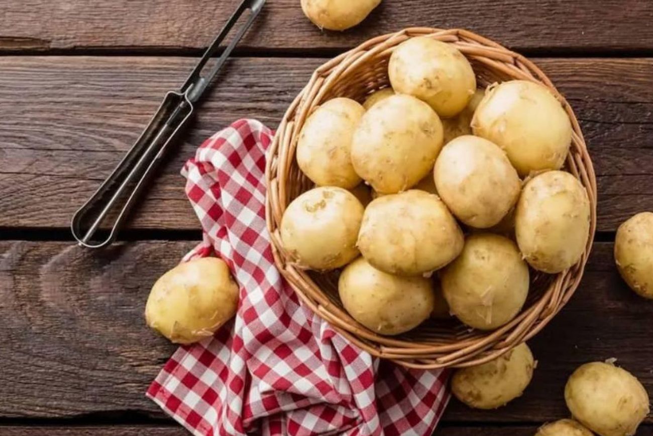 Guardar las papas en un lugar fresco, seco y bien ventilado ayuda a retrasar la aparición de brotes y a conservarlas en buen estado durante más tiempo.