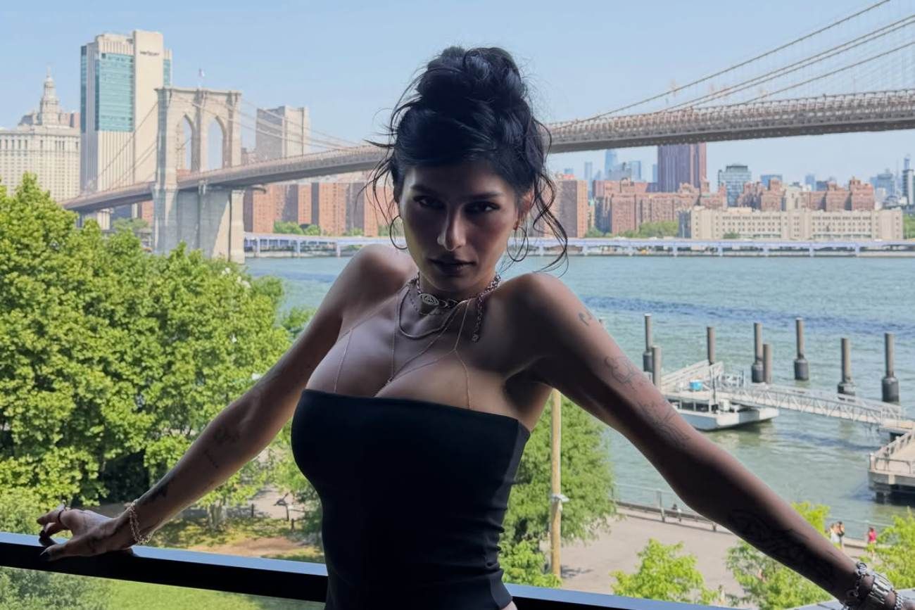 Mia Khalifa, momentos antes de grabar el polémico video compartido por Rosalía. (Instagram @miakhalifa)