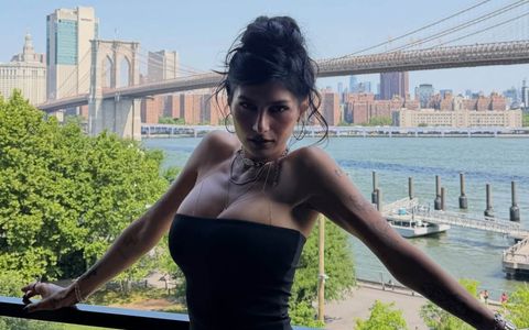 Mia Khalifa, momentos antes de grabar el polémico video compartido por Rosalía. 