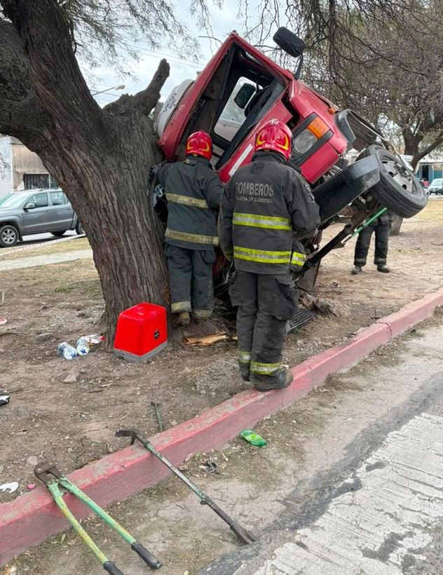 Rescataron a un hombre atrapado en un camión tras un violento choque contra un árbol, en barrio Santa Isabel 2º Sección, Córdoba.