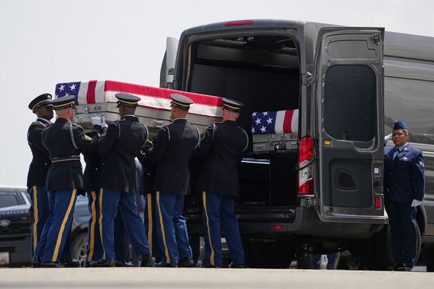Trump recibió los restos de los soldados muertos mientras cae el apoyo a la guerra con Irán