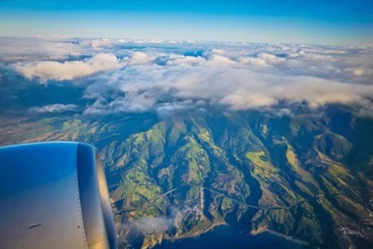 Avión sobre una montaña (Imagen ilustrativa)