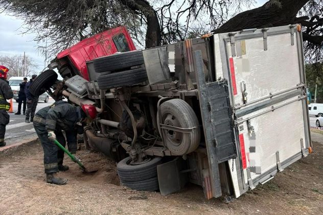 Rescataron a un hombre atrapado en un camión tras un violento choque contra un árbol, en barrio Santa Isabel 2º Sección, Córdoba.