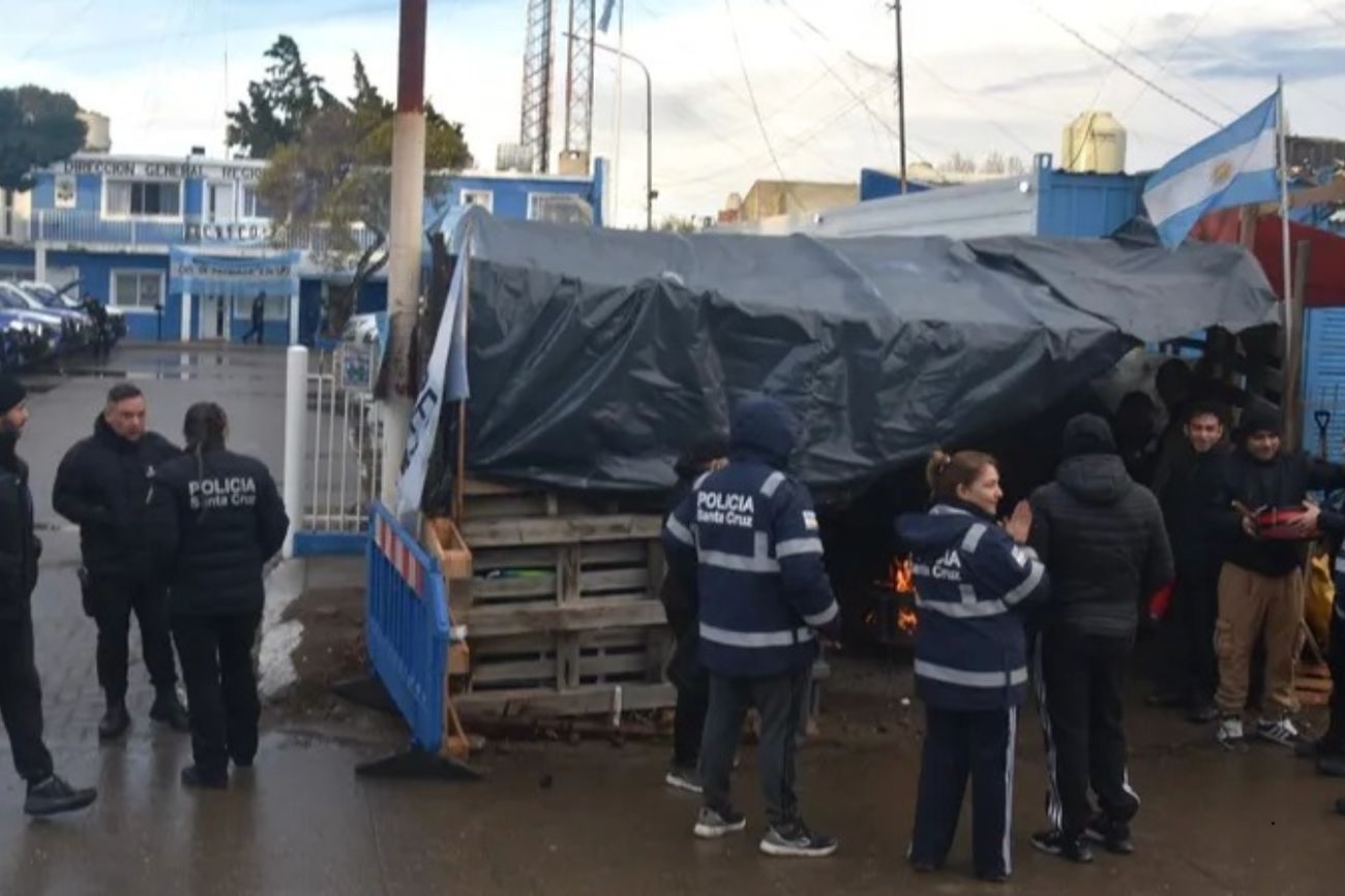 Santa Cruz: policías mantienen el acampe tras 45 días pese al aumento por decreto de su gobernador