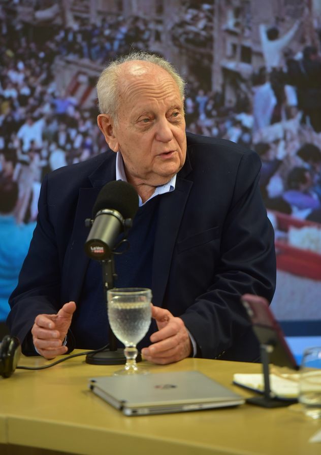 Luis Czyzewski (padre de una víctima del atentado a la Amia) y Tomás Farini Duggan, abogado, en el streaming de La Voz en vivo.  (Nicolás Bravo / La Voz)
