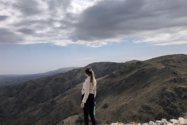 Rodeado por el paisaje serrano de Punilla, el Hotel Edén combina patrimonio histórico con vistas privilegiadas que invitan a recorrer La Falda a otro ritmo.