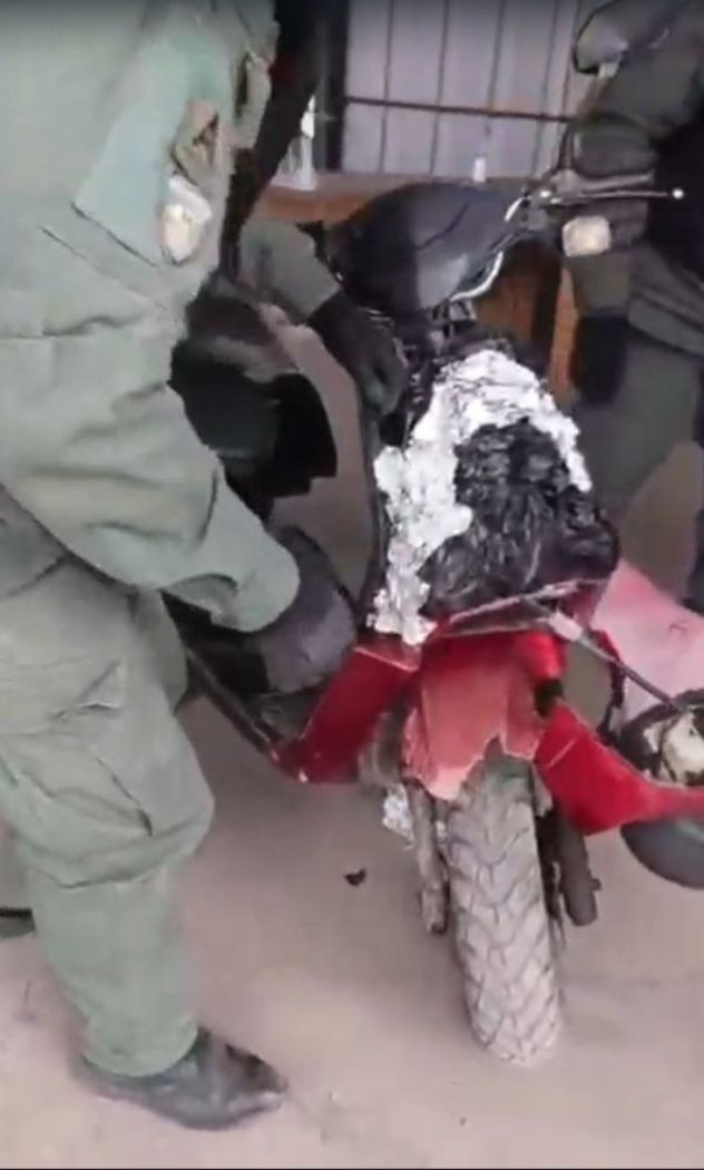 Adaptó 10 kilos de cocaína para intentar ocultarlos en una moto de delivery, fue detenido.