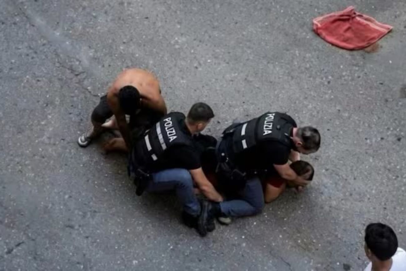 Abderrahim Fakirde, de 42 años murió el domingo tras ser reducido y esposado por la policía en la ciudad italiana de Bolonia.