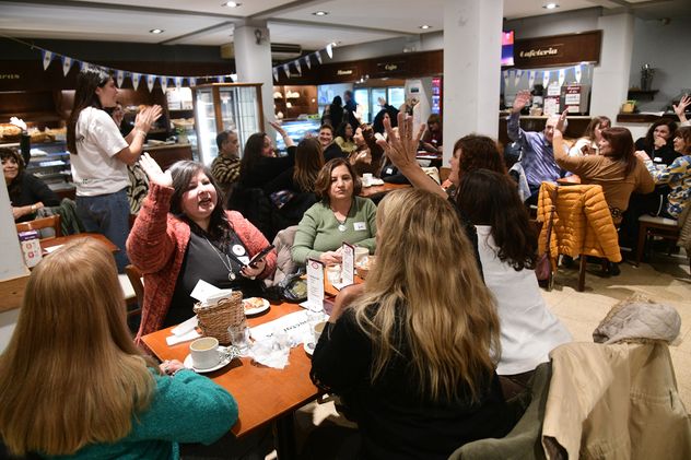 ConectaMos organiza el primer evento +50 que reúne a desconocidos en el café Los Cubanitos.