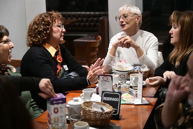 ConectaMos organiza el primer evento +50 que reúne a desconocidos en el café Los Cubanitos.