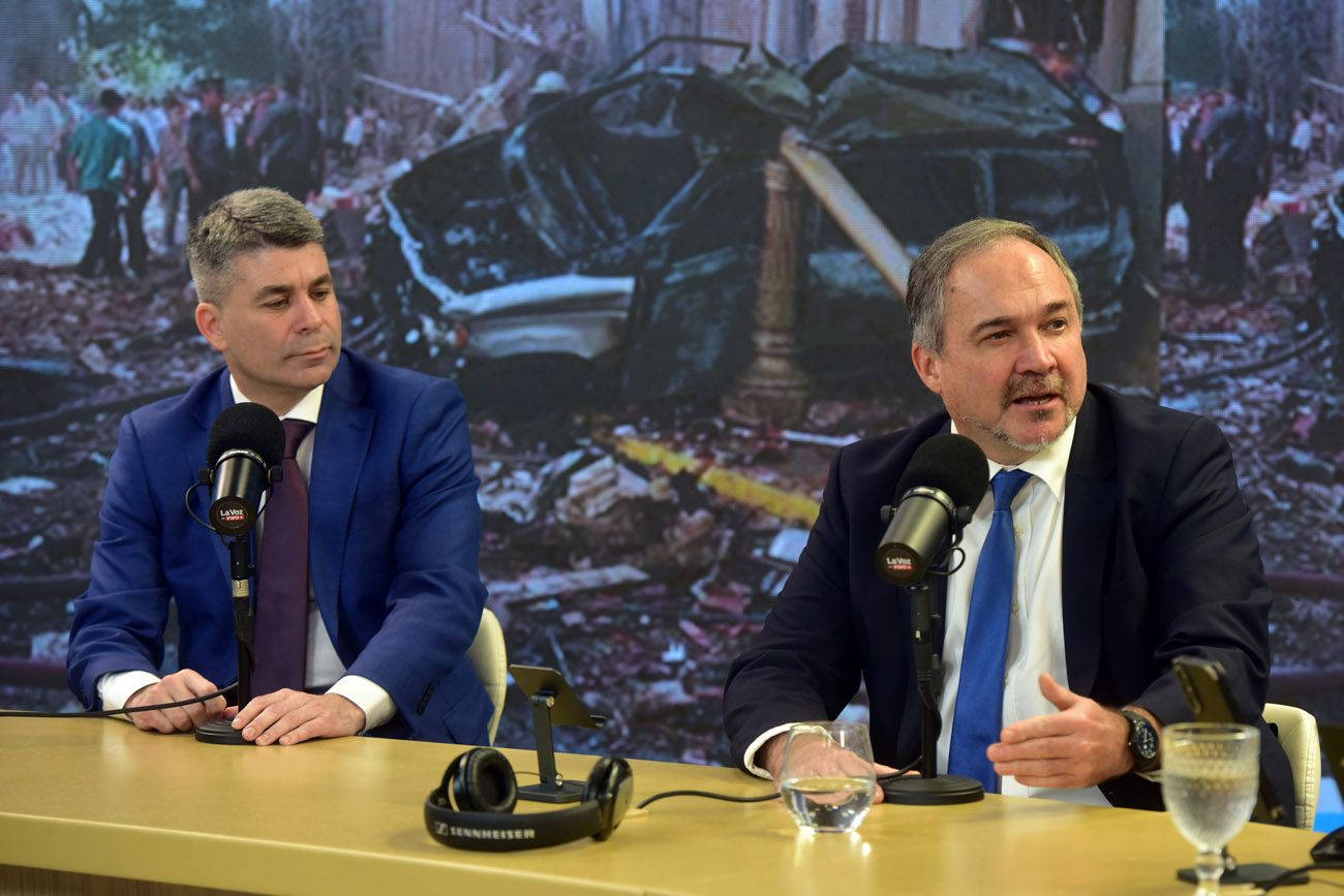 Sebastián Basso, fiscal de la causa Amia, y Adrián Ganzburg, Presidente de la Daia Córdoba, en el streaming de La Voz en vivo.  (Nicolás Bravo / La Voz)
