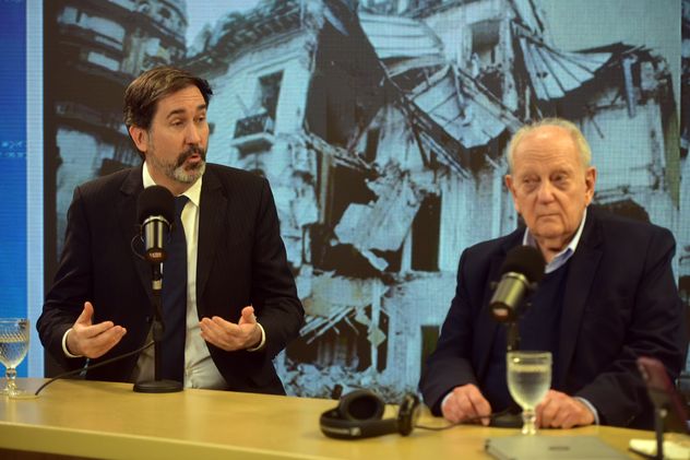 Luis Czyzewski (padre de una víctima del atentado a la Amia) y Tomás Farini Duggan, abogado, en el streaming de La Voz en vivo.  (Nicolás Bravo / La Voz)