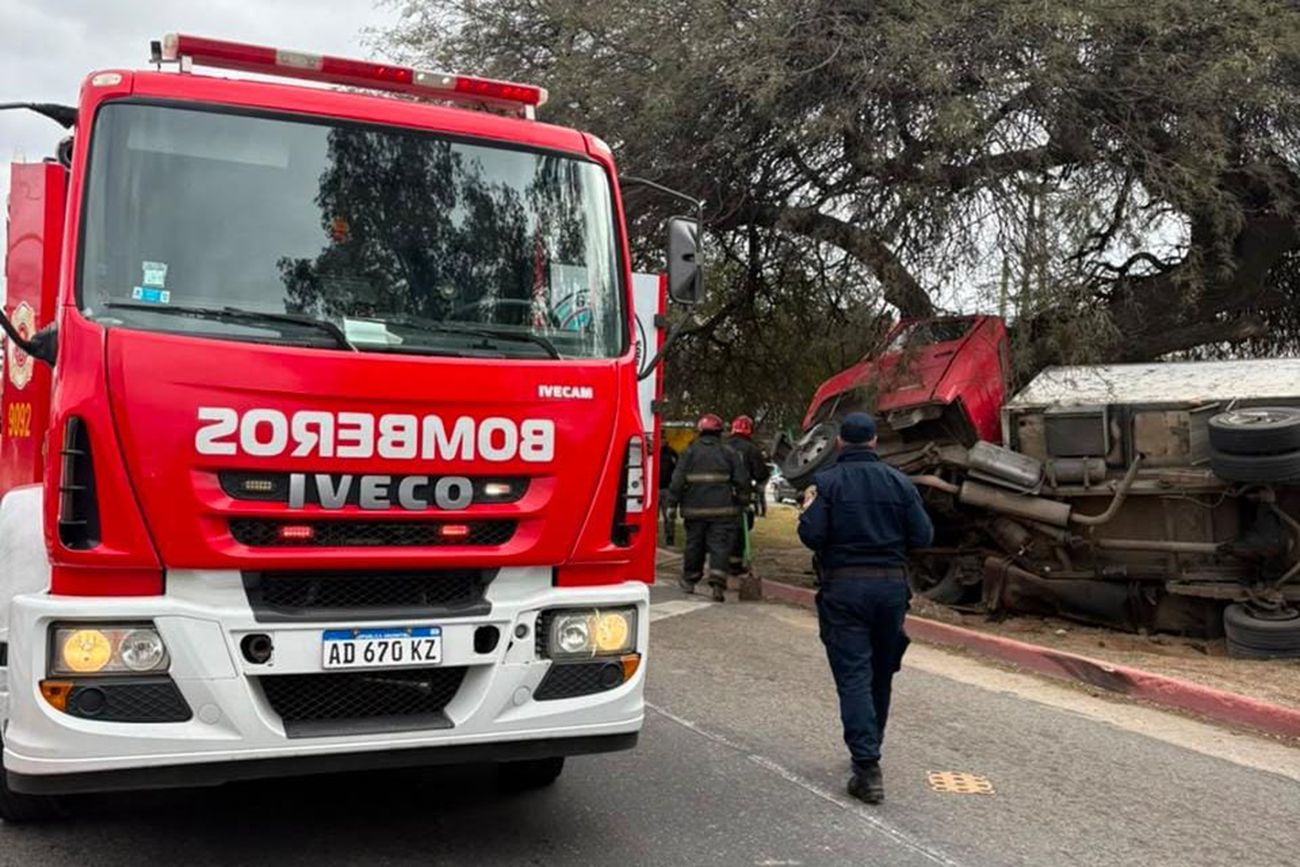 Rescataron a un hombre atrapado en un camión tras un violento choque contra un árbol, en barrio Santa Isabel 2º Sección, Córdoba.