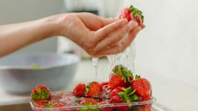 Las frutillas son delicadas y la humedad que queda después del lavado puede favorecer la aparición de moho si no se consumen de inmediato.