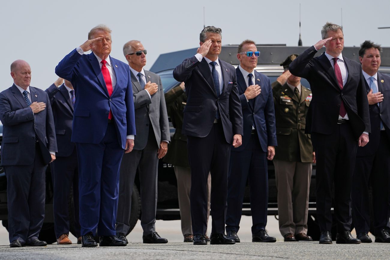 Trump recibió los restos de los soldados muertos mientras cae el apoyo a la guerra con Irán