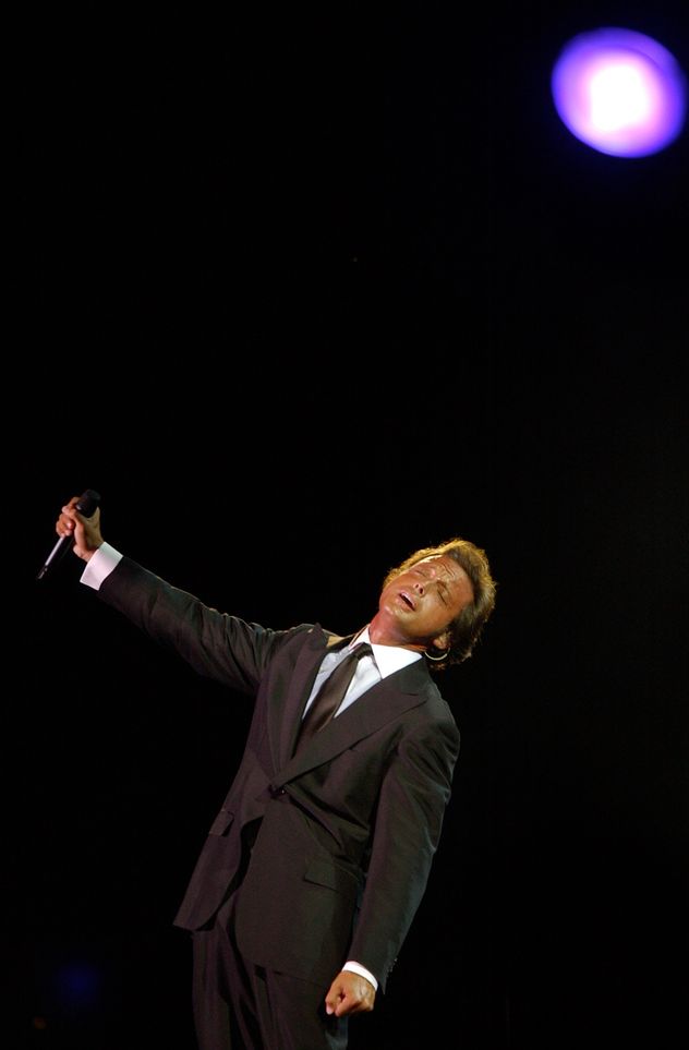 Luis Miguel, en un show de Buenos Aires en noviembre de 2002.