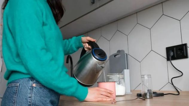 Llenar la pava eléctrica más de lo necesario puede aumentar el consumo de energía y hacer que el aparato trabaje durante más tiempo.