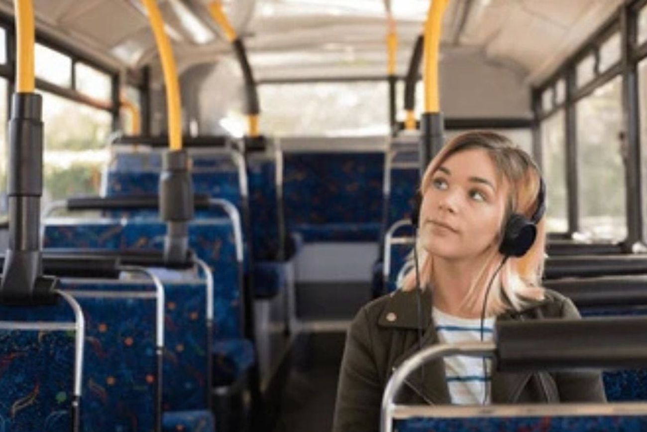 Para la psicología, elegir viajar solo no necesariamente refleja rechazo hacia los demás, sino una forma de proteger el bienestar emocional durante los traslados.