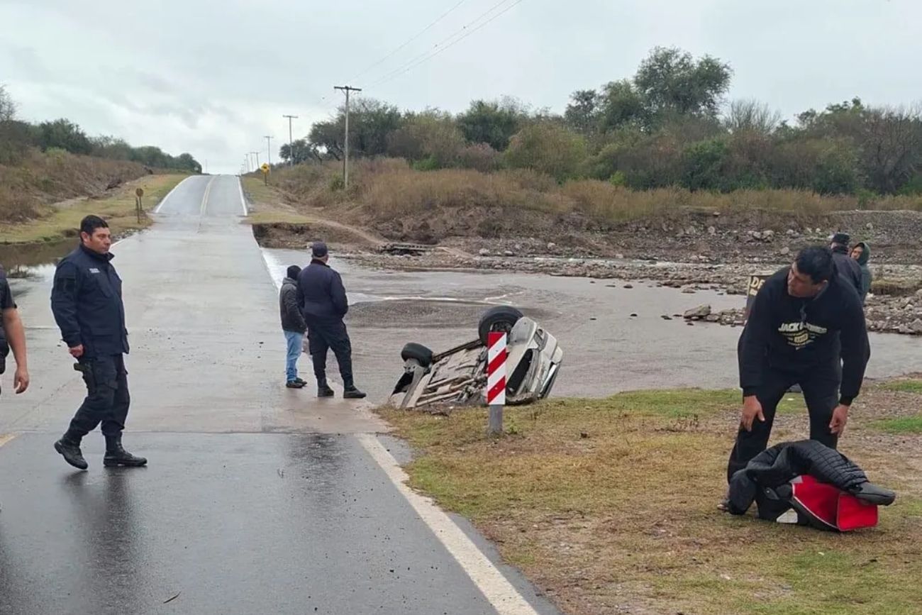 Siniestro vial: una familia volcó en el badén de un río