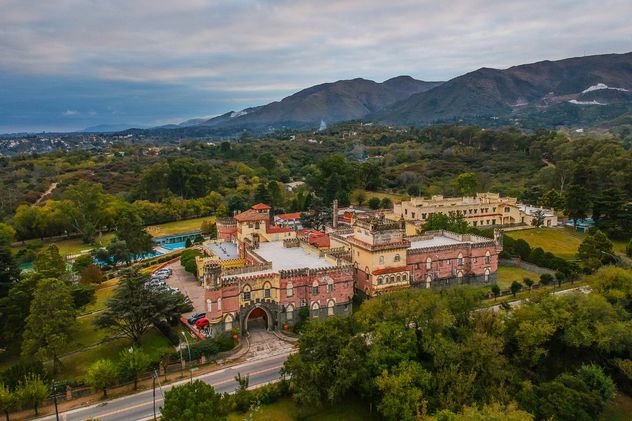 A pocos minutos del hotel, el Cerro La Banderita y el Castillo Hotel Fábrega completan una propuesta que combina naturaleza, historia y patrimonio serrano.