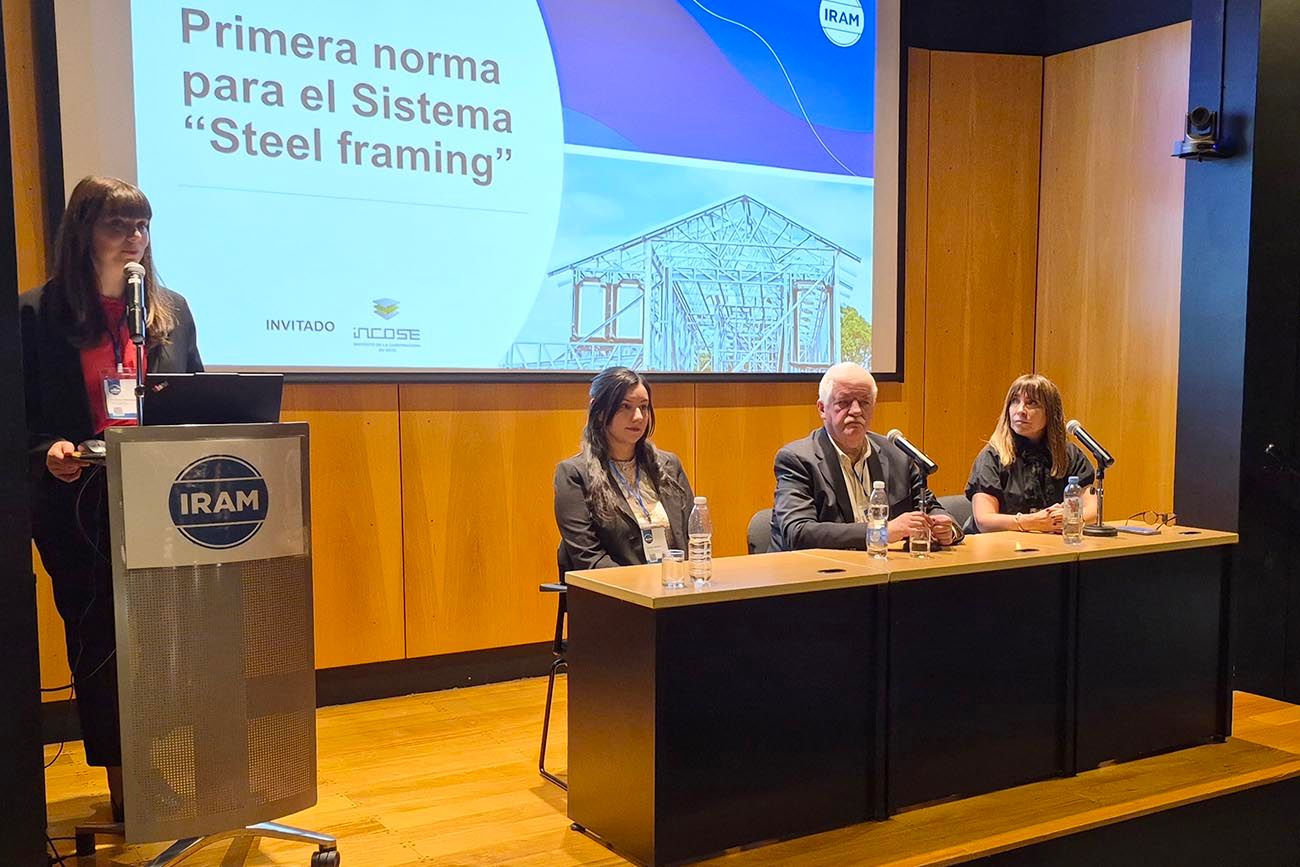La jornada contó con las exposiciones de Francisco Pedrazzi, presidente de Incose, Silvina López Planté, presidenta de Argentina Green Building Council (AGBC), vicepresidenta de Incose, miembro de distintas comisiones de Iram y gerente de Relaciones Institucionales de Saint-Gobain Argentina y Andrea Heredia, coordinadora de la Gerencia de Construcciones de Iram y responsable del Subcomité de Sistemas Constructivos en Seco.