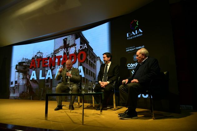 El periodista Jorge Martínez dialogó con el abogado Tomás Farini Duggan y con Luis Czyzewski, padre de una de las víctimas del atentado.