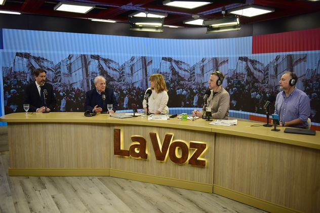 Luis Czyzewski (padre de una víctima del atentado a la Amia) y Tomás Farini Duggan, abogado, en el streaming de La Voz en vivo.  (Nicolás Bravo / La Voz)