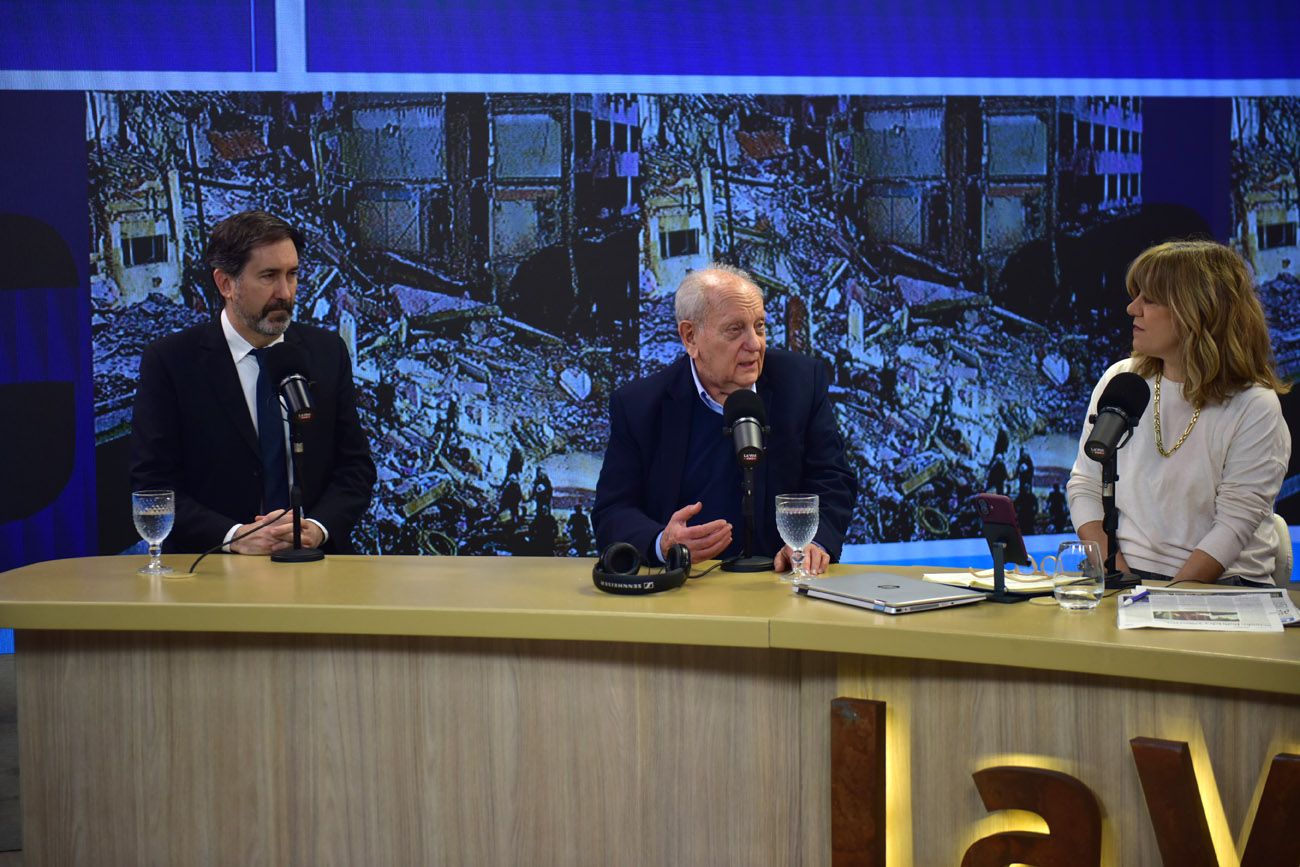 Luis Czyzewski (padre de una víctima del atentado a la Amia) y Tomás Farini Duggan, abogado, en el streaming de La Voz en vivo. (Nicolás Bravo / La Voz)