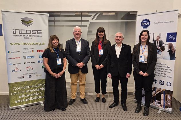 La presentación reunió a representantes de empresas, profesionales, cámaras y especialistas de la industria, quienes analizaron el impacto del nuevo marco normativo en la consolidación y el crecimiento de la construcción en seco, así como los desafíos asociados a su implementación.