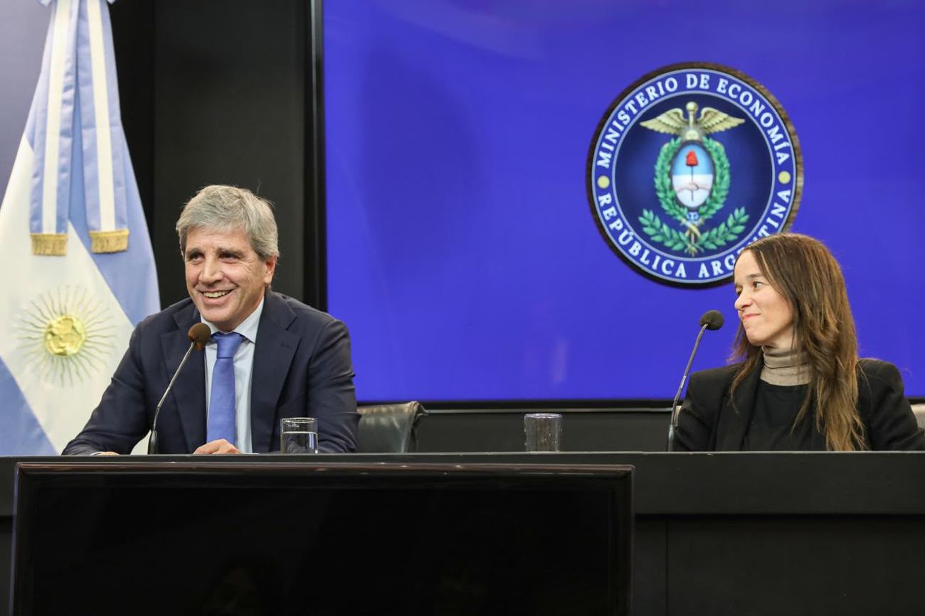El ministro de Economía, Luis Caputo, junto a la Secetaría Legal y TécnicaMaría Ibarzabal, presentaron los cambios a la Ley de Inocencia iscal.