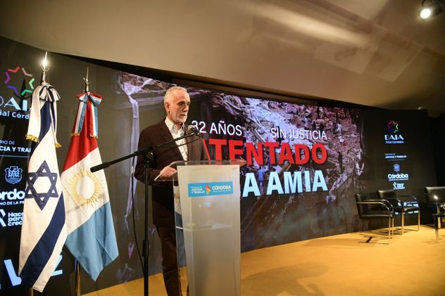 El director periodístico de La Voz, Carlos Jornet, dio las palabras de bienvenida al acto por los 32 años del atentado a la Amia.  
