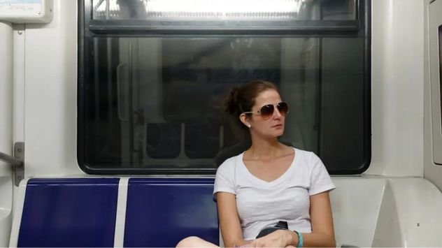 Para la psicología, elegir viajar solo no necesariamente refleja rechazo hacia los demás, sino una forma de proteger el bienestar emocional durante los traslados.