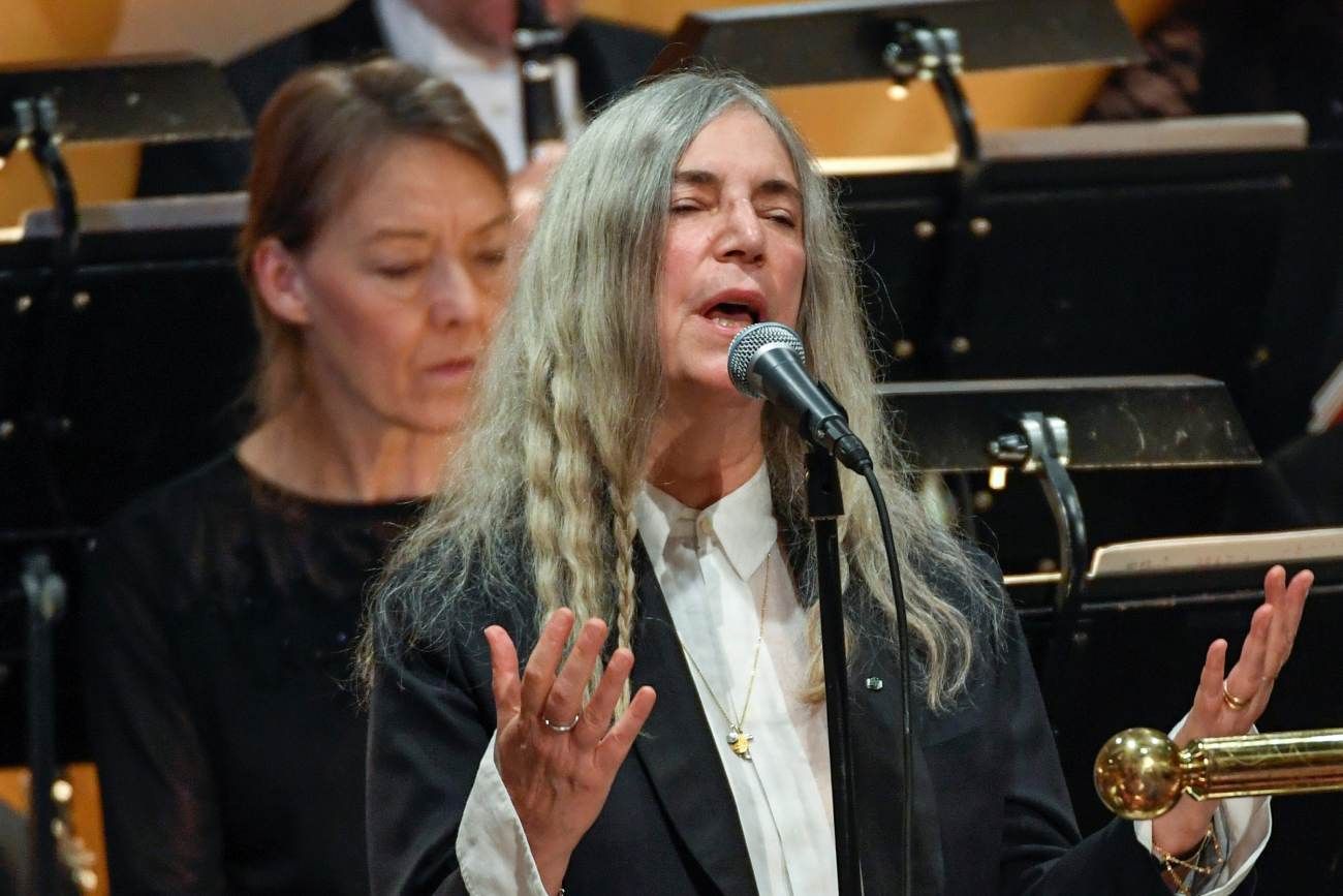 Patti Smith interpreta "A Hard Rain's A-Gonna Fall" del ausente premio Nobel de Literatura 2016, Bob Dylan, durante la ceremonia de entrega del Premio Nobel 2016, en la Sala de Conciertos de Estocolmo. ((Jonas Ekstromer/TT News Agency vía AP)