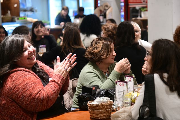 ConectaMos organiza el primer evento +50 que reúne a desconocidos en el café Los Cubanitos.