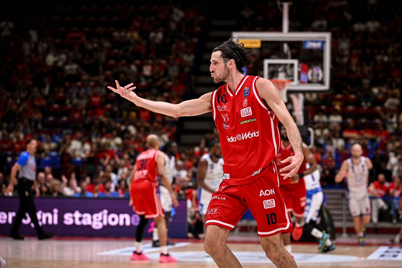 Leandro Bolmaro completó una temporada en gran nivel con el Olimpia Milano, que ganó los tres títulos. El cordobés fue el mejor defensor. (@OlimpiaMI1936)