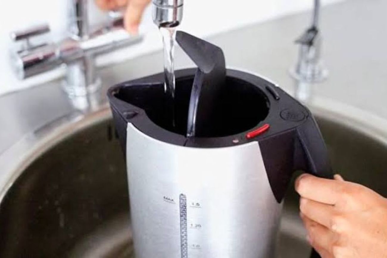 Llenar la pava eléctrica más de lo necesario puede aumentar el consumo de energía y hacer que el aparato trabaje durante más tiempo.