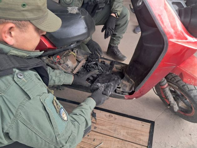 Adaptó 10 kilos de cocaína para intentar ocultarlos en una moto de delivery, fue detenido.