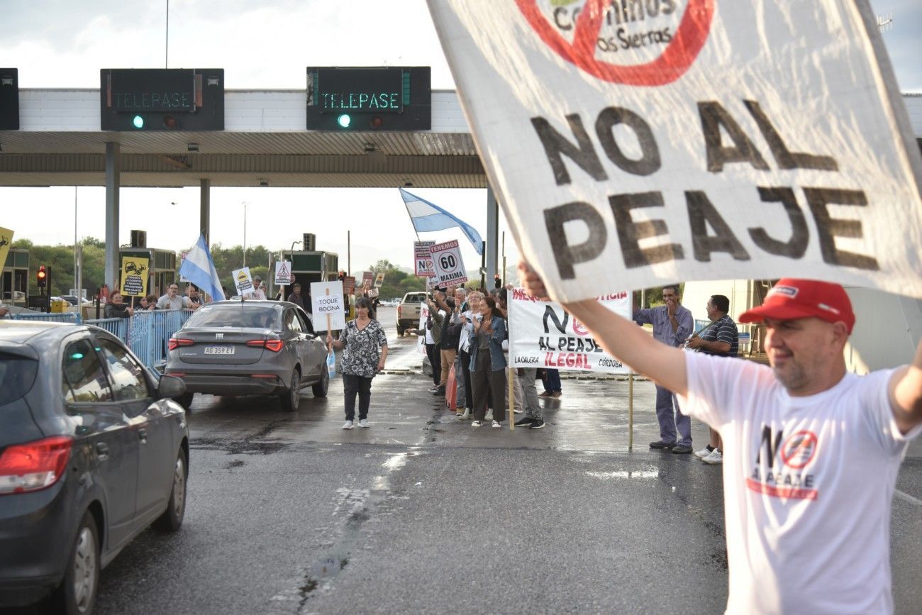 A cuatro años del reclamo: vecinos de Córdoba y La Calera vuelven a manifestarse contra el cobro. 