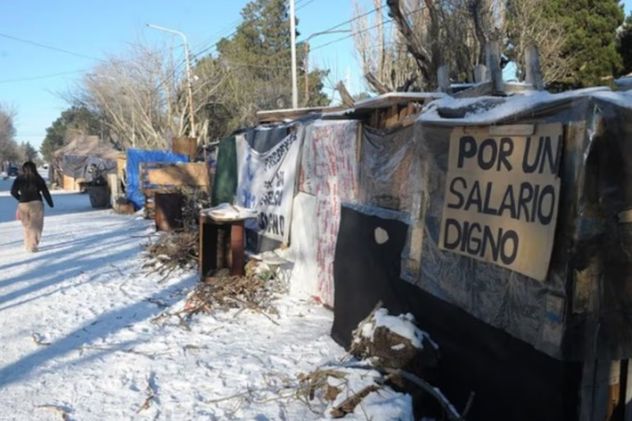 Santa Cruz: policías mantienen el acampe tras 45 días pese al aumento por decreto de su gobernador