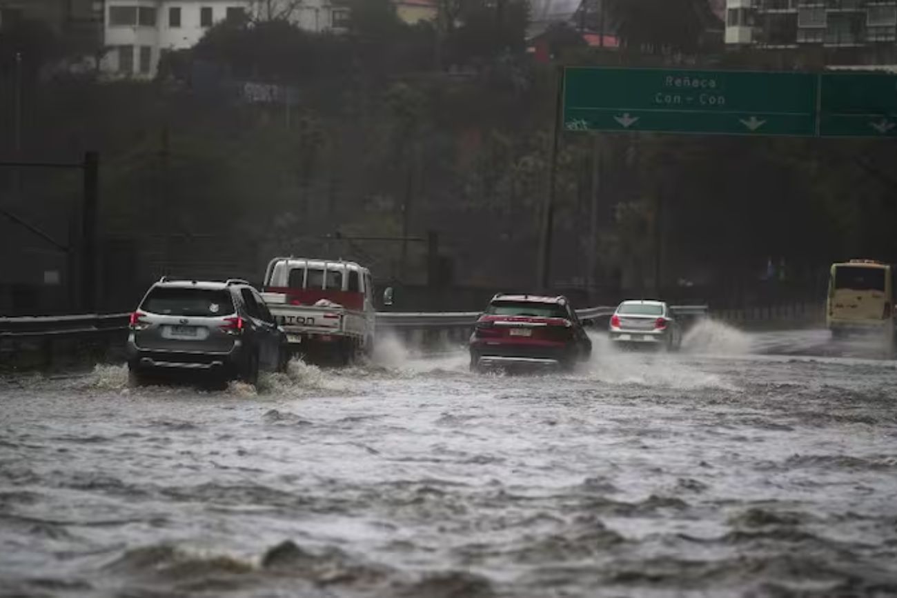 Chile bajo agua: el temporal dejó 13 muertos y más de 63 mil personas aisladas