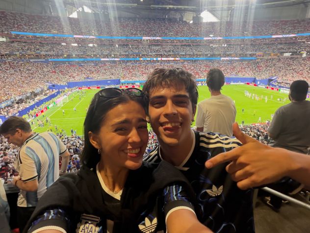 Maia y su hermano Joaquín en un partido de Argentina.